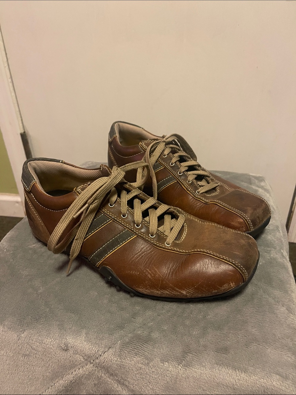 Skechers Men's Brown Leather Lace-Up Sneakers with Tan Accents